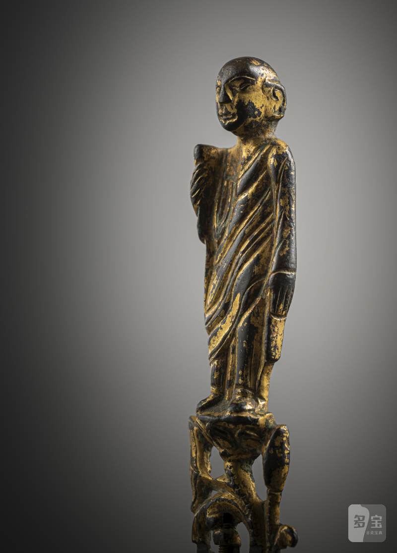 A GILT-BRONZE FIGURINE OF A LEHAN - 图4